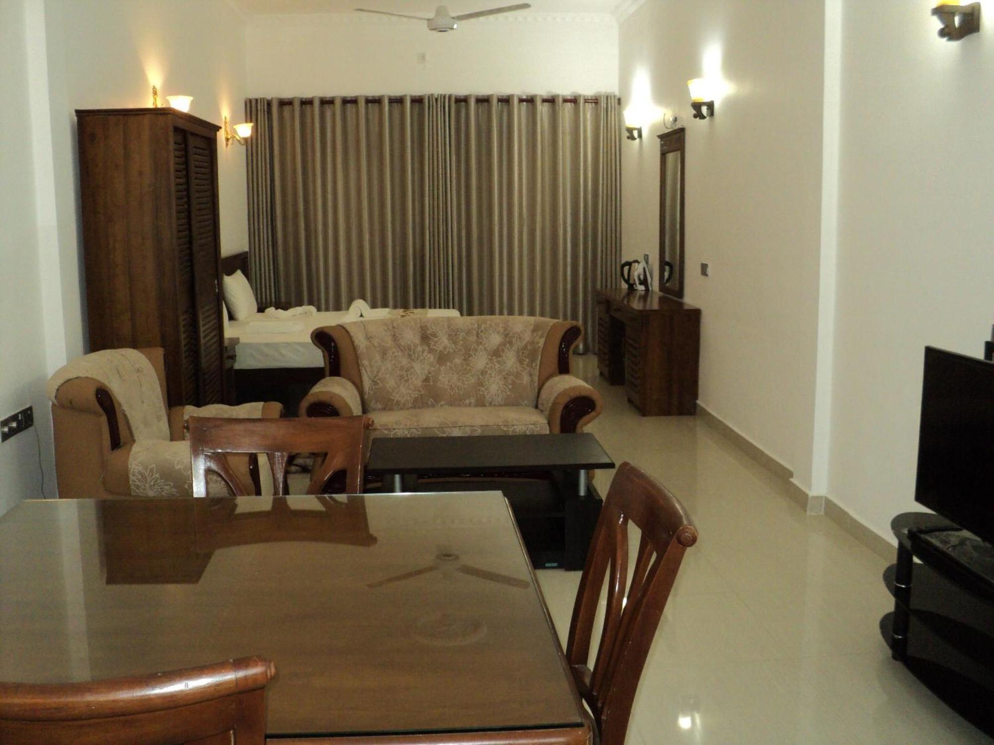 Us Hotel Jaffna Exterior photo